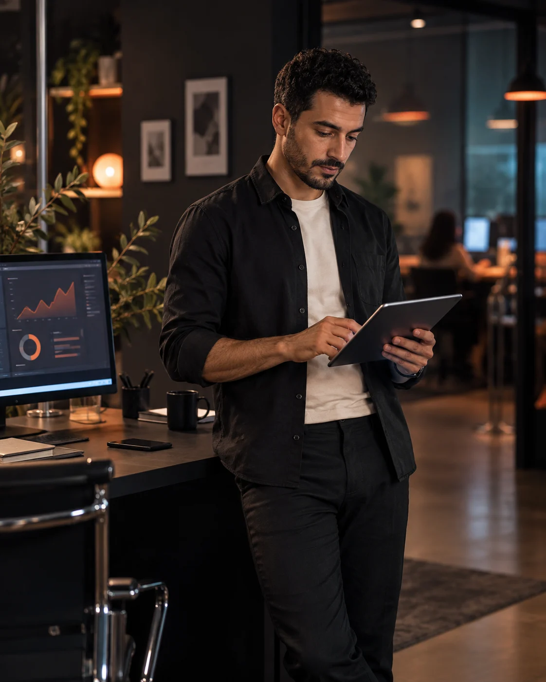 Stratège digital consultant une tablette dans un bureau contemporain